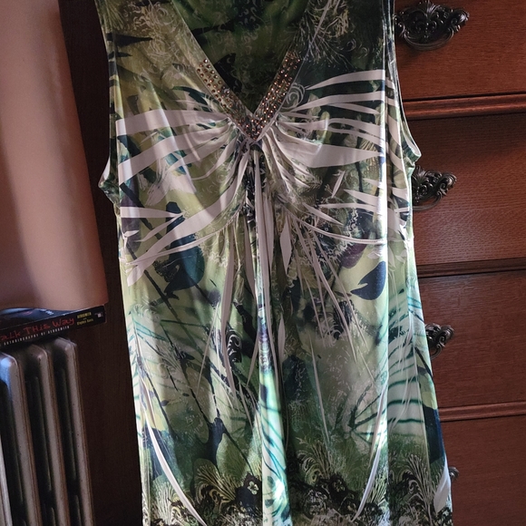 Woman's Apt. 9 Size XL v-neck tank. Light green, dark green, black, and white. - Picture 1 of 4